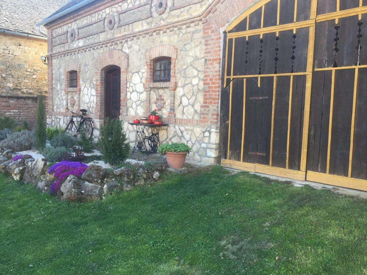 Levendula Porta Es Pajtaszinhaz Hotel Orfű Exterior foto