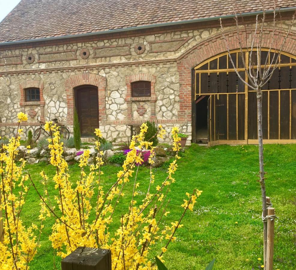 Levendula Porta Es Pajtaszinhaz Hotel Orfű Exterior foto
