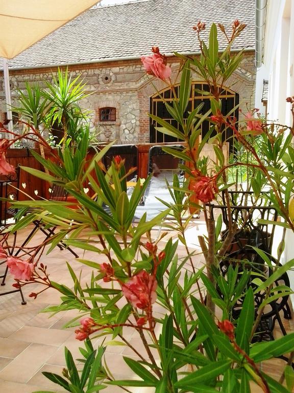 Levendula Porta Es Pajtaszinhaz Hotel Orfű Exterior foto
