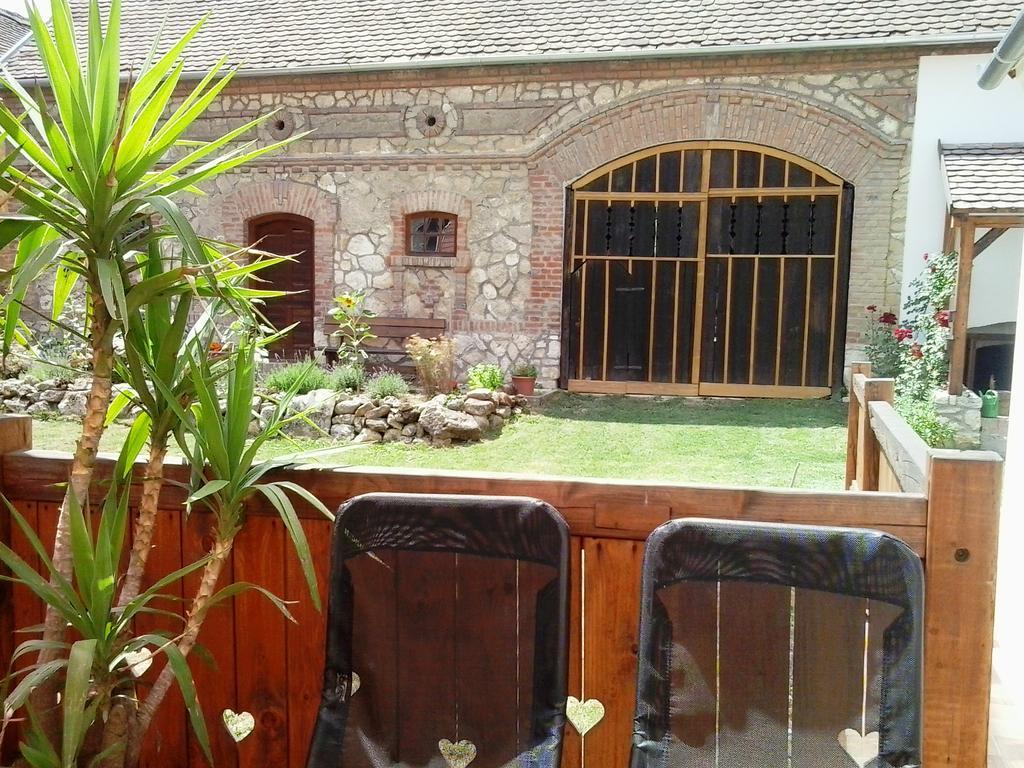 Levendula Porta Es Pajtaszinhaz Hotel Orfű Exterior foto