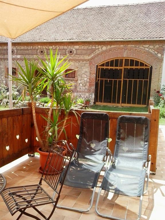 Levendula Porta Es Pajtaszinhaz Hotel Orfű Exterior foto