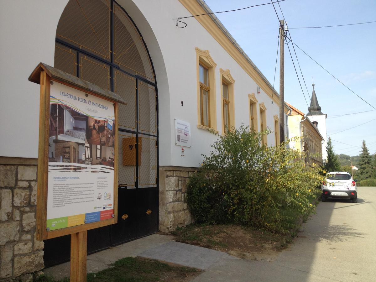 Levendula Porta Es Pajtaszinhaz Hotel Orfű Exterior foto